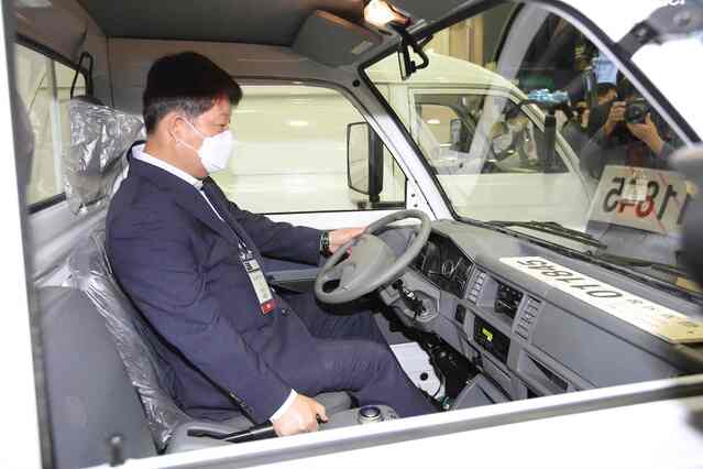 ▲ ‘대구 국제 미래자동차엑스포 2020’에서 권영진 대구시장이 현장을 찾아 차량시승을 하고 있다.ⓒ대구시