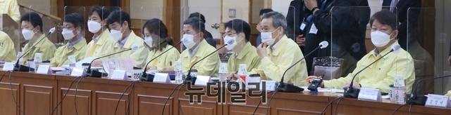 ▲ 대구시는 2일 오전 9시 대구시청에서 ‘내년도 국비확보’와 ‘주요 현안사업’ 총력대응을 위한 예산정책 협의회를 개최했다. 권영진 대구시장 등 간부공무원이 정책협의회에 참석해 있는 장면.ⓒ뉴데일리