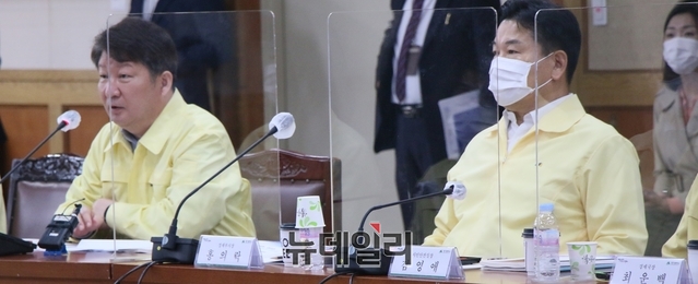 ▲ 예산정책협의회에 참석한 권영진 대구시장(왼쪽)과 홍의락 경제부시장.ⓒ뉴데일리