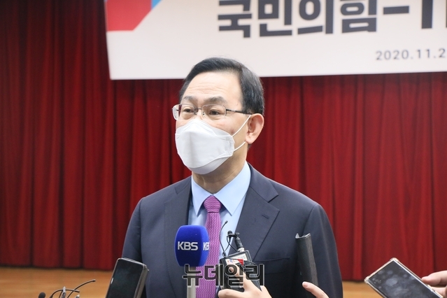 ▲ 주호영 국민의힘 원내대표가 예산정책협의회 후 기자들과 인터뷰를 갖고 있다.ⓒ뉴데일리