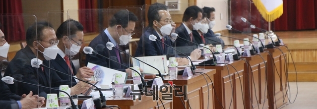 ▲ 이날 예산정책협의회는 대구지역 곽상도 대구시당 위원장을 비롯해 주호영 원내대표 등 대구지역 국회의원 12명 중 9명이 참석해 높은 열기 속에 내년 국비확보에 공동으로 힘을 모으기로 했다.ⓒ뉴데일리