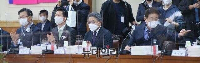 ▲ 이철우 도지사는 “국정감사에 이어 예산 심의가 본격적으로 시작되는 중요한 시기에 지방의 민생현장을 방문해준 주호영 원내대표와 ‘민생정책발굴단’ 국회의원들에게 감사하다”고 말했다(왼쪽부터 이묵 경북도 재난안전실장, 김장호 기획조정실장, 강성조 행정부시장, 이철우 경북도지사).ⓒ뉴데일리