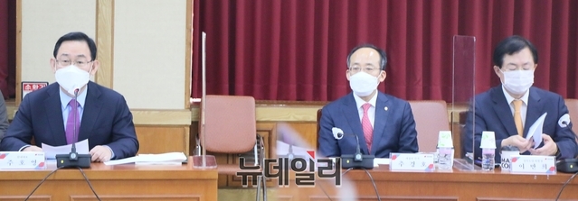 ▲ 왼쪽부터 주호영 국민의힘 원내대표, 추경호 국회 예결위 간사, 이만희 국민의힘 경북도당 위원장이 협의회에 참석해 현안을 경청하고 있다.ⓒ뉴데일리