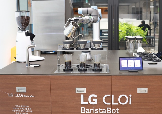 ▲ LG 클로이 바리스타봇이 핸드드립 방식으로 커피를 만들고 있다. ⓒLG전자