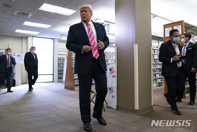 ▲ 도널드 트럼프 미국 대통령도 지난 10월 25일 플로리다주 팜비치에 있는 한 사전투표소에서 투표를 했다. ⓒ뉴시스 AP. 무단전재 및 재배포 금지.