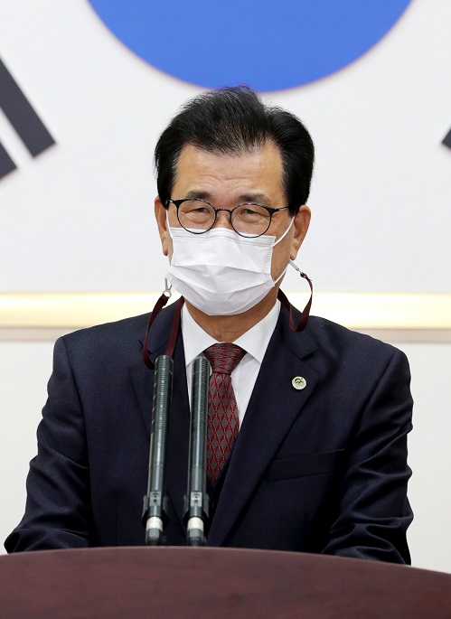 ▲ 이시종 충북지사가 2일 도청 대회의실서 열린 직원 월레조회에서 지역 균형발전의 당위성을 설명하고 있다.ⓒ충북도