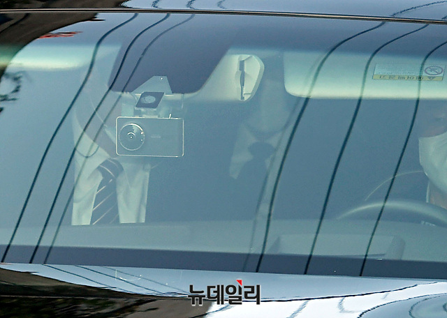 ▲ 대법원에서 징역 17년형을 확정받은 이명박 전 대통령이 2일 오후 서울 강남구 논현동 자택을 떠나 서울중앙지검으로 이동하고 있다. ⓒ박성원 기자