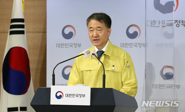 ▲ 중앙재난안전대책본부 1차장인 박능후 보건복지부 장관이 1일 오후 서울 종로구 정부서울청사에서 열린 중대본 브리핑에 참석해 '사회적 거리두기 단계 격상에 따른 개편 방안'을 발표하고 있다. ⓒ뉴시스