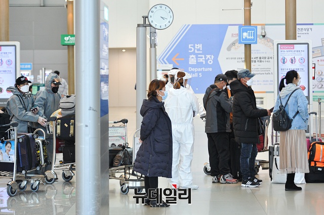 ▲ 지난 3월18일 인천국제공항에 중국인들이 방역복을 입고 출국준비를 하고 있다.ⓒ권창회 기자