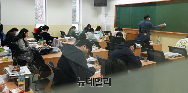 ▲ 서울 강남구 종로학원 강남본원에서 수험생들이 수업을 듣고 있다. ⓒ권창회 기자