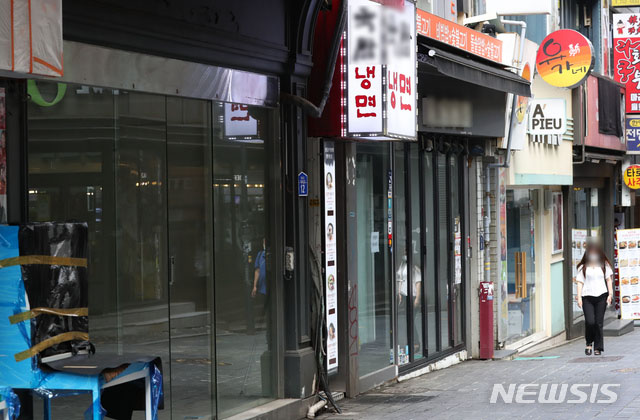 ▲ 서울 명동에서도 폐업하는 가게가 속출하고 있다. ⓒ뉴시스. 무단전재 및 재배포 금지.