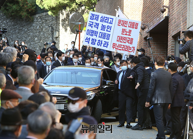 ▲ 횡령과 뇌물 수수 혐의 등으로 징역 17년형이 확정돼 동부구치소에 재수감되는 이명박 전 대통령이 2일 오후 서울중앙지검 출석을 위해 논현동 자택을 나서고 있다. ⓒ박성원 기자