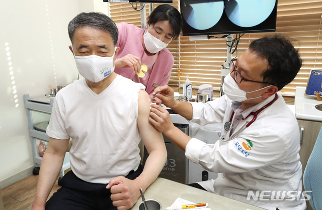 ▲ 박능후 보건복지부 장관이 지난달 27일 오후 세종시의 한 소아청소년과 의원을 찾아 인플루엔자(독감) 예방접종을 하고 있다.ⓒ공동취재사진