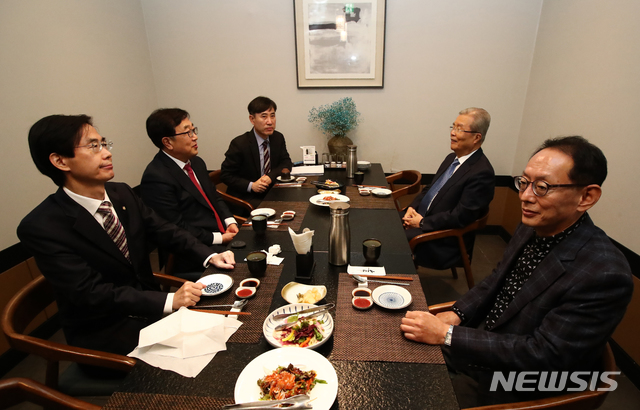 ▲ 2일 서울 여의도 모처 한 식당에서 부산 지역 중진 의원들과 만난 김종인 국민의힘 비상대책위원장. ⓒ뉴시스