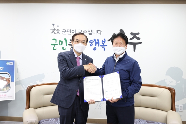 ▲ 이병환 성주군수(오른쪽)가 2일 ‘카드형 성주사랑상품권’ 도입과 이용활성화를 위한 업무 협약을 체결했다.ⓒ성주군