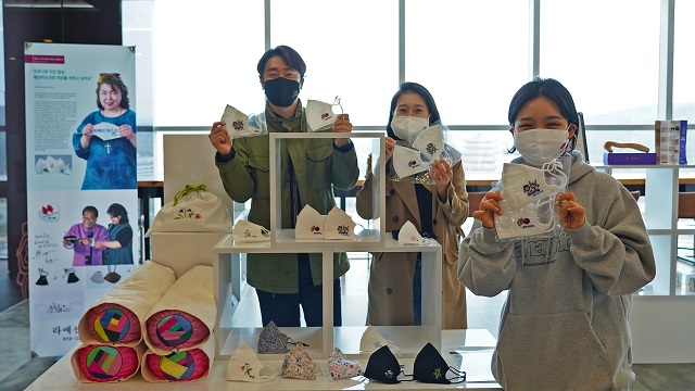 ▲ 경주엑스포는 친환경 마스크 기념품이 관광객에게 인기를 끌고 있다.ⓒ경주엑스포