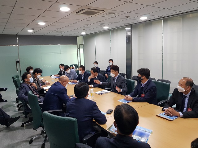 ▲ 이희진 군수와 관계자들은 지난달 30일 국회에서 국회 예결위 위원인 박형수 의원, 국회 환경노동위원회 양이원영 의원을 만나 내년도 국비신규사업 및 증액반영사업의 필요성을 설명하고 영덕군 미래발전사업으로 신재생에너지 정책에 관해 논의했다.ⓒ영덕군