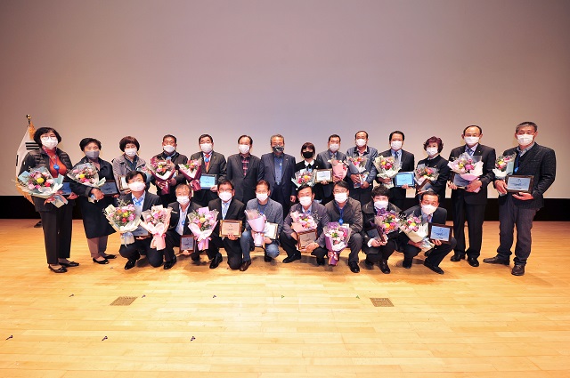 ▲ 군위군은 통합신공항 유치 유공자 23명에 대한 표창패 수여식을 개최했다.ⓒ군위군