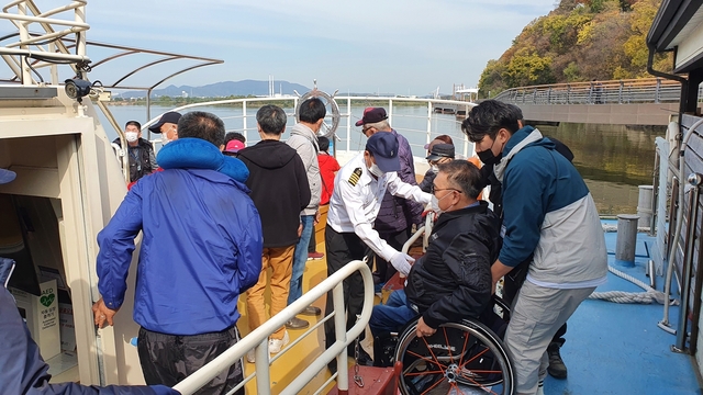 ▲ 사문진 역사공원은 휠체어나 유모차를 타고 자유롭게 이용할 수 있는 시설을 갖추고 있어 장애인, 고령자 등의 이용객이 많이 증가하는 추세다.ⓒ달성군