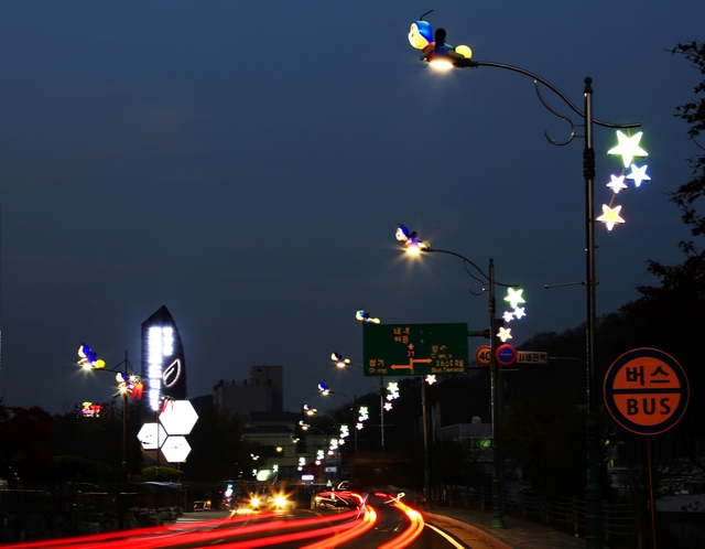 ▲ 영양군은 지역의 아름다운 이미지와 안전하고 쾌적한 거리조성 그리고 관광객들에게 신선함을 더해 주기 위해 읍내 주요도로 가로등에 특화된 별천지 야간경관조명으로 새롭게 단장했다.ⓒ영양군
