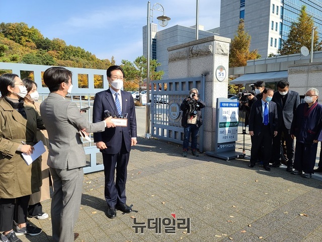 ▲ 더불어민주당 정정순 의원(충북 청주 상당)이 지난달 31일 청주지검 정문에서 기자들에게 검찰 출석에 앞서 입장을 밝히고 있다.ⓒ김정원 기자