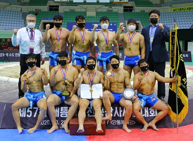 ▲ 증평군청 인삼씨름단이 2일 경북 안동 안동체육관에서 열린 제57회 대통령기씨름대회 일반부 단체전에서 우승을 차지한 뒤 기념촬영을 하고 있다.ⓒ증평군