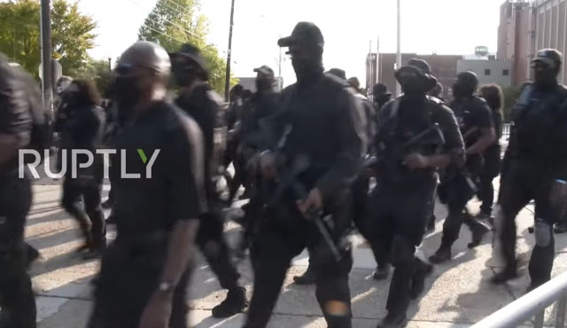 ▲ 극좌 흑인민병대 NFAC가 지난 10월 3일 루이지애나주 라파예트에서 시가행진을 하는 모습. ⓒ러시아투데이 관련보도 화면캡쳐.