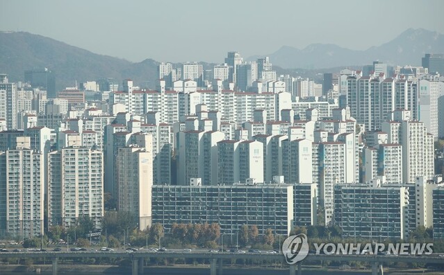 ▲ 정부가 2028년부터 2035년까지 공동주택 등 부동산공시가격을 시세의 90%선까지 끌어올리기로 해 주택소유자들의 세금부담이 크게 늘어날 것으로 우려된다. 사진은 서울시내 아파트단지 장면.ⓒ연합뉴스