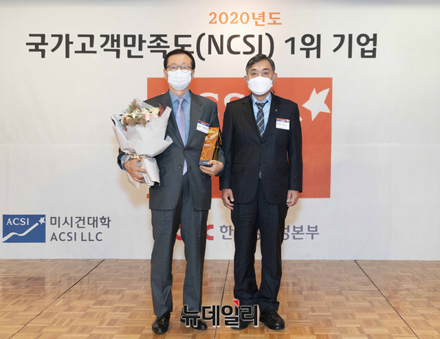 ▲ 3일 오전 소공동 롯데호텔에서 열린 ‘2020 국가고객만족도(NCSI) 1위 기업 인증식’에서 영원아웃도어 이영회 부회장(왼쪽)이 인증패를 수상하고 있다. 영원아웃도어(노스페이스)는 국가고객만족도 조사에서 아웃도어의류 부문이 신설된 2014년부터 7년 연속으로 1위에 선정됐다.ⓒ노스페이스