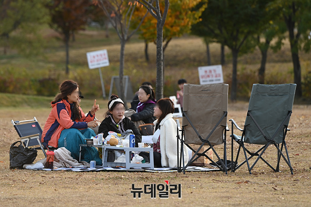 ▲ 정부가 '사회적 거리두기' 체계를 현행 3단계에서 5단계로 세분화한 2일 오후 서울 여의도 한강공원에 시민들이 마스크를 착용하지 않은 채 삼삼오오 모여있다. ⓒ박성원 기자