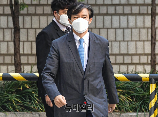 ▲ 조국 전 법무부 장관이 3일 서울중앙지법 형사21부(김미리 부장판사) 심리로 열린 자신의 직권남용권리행사 방해 혐의 속행 공판에 출석하고 있다. ⓒ권창회 기자