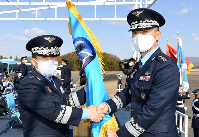 ▲ 이성용 공군참모총장이 부대기를 신임 지휘관 박기완 준장(진)에게 수여하고 있다. ⓒ공군 제공.