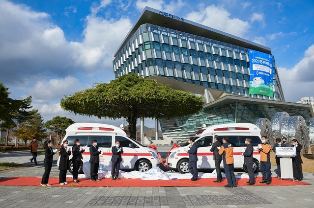 ▲ 세종시가 3일 우호 협력 도시인 캄보디아 바탐방 주에 시 소유 소방구급차 2대를 무상으로 지원했다. 사진은 이춘희 세종시장 등이 참석한 가운데 롱 디망쉬 주한 캄보디아 대사에게 구급차를 전달했다.ⓒ세종시