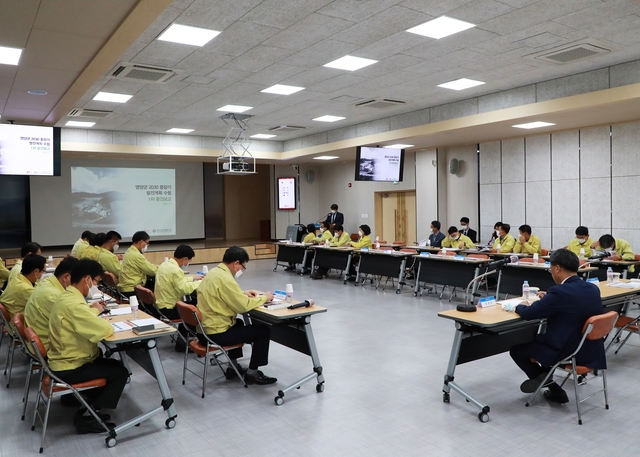 ▲ 영양군은 지난 2일 군수, 군의회 의장, 군의원, 부군수 및 국과소장 등 50여명이 참석한 가운데 영양군 2030 중장기발전계획 수립 용역 중간 보고회를 가졌다.ⓒ영양군