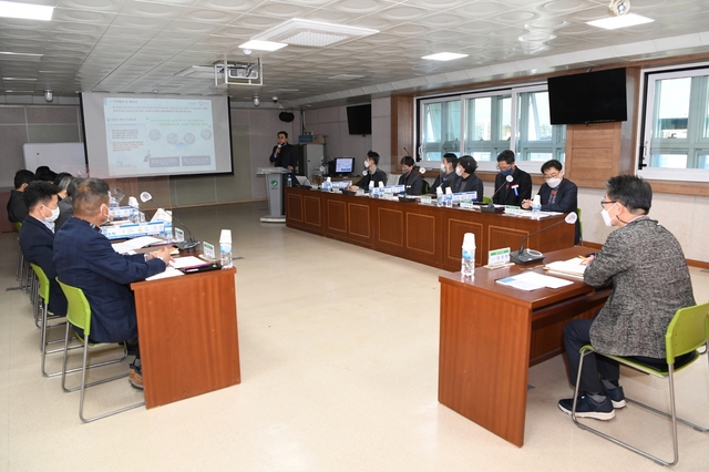 ▲ 경북 영주시는 지난 3일 영주시청에서 장욱현 영주시장을 비롯한 영주시마이크로바이옴 T/F팀 등 20여명이 참석한 가운데 ‘영주시 마이크로바이옴 산업화 기본구상 용역’ 중간보고회를 개최했다.ⓒ영주시