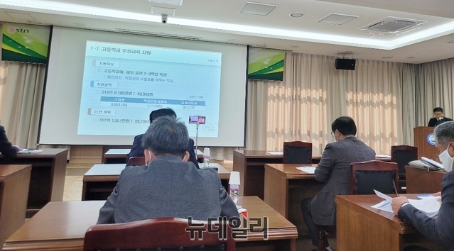 ▲ 경북교육청(교육감 임종식)이 코로나19 상황속에서도 원격수업을 위한 교수학습활동 지원에 발빠르게 나서 원격수업 환경 구축과 학부모 교육비 경감에 큰 효과를 올린 것으로 나타났다. 사진은 정책설명회 장면.ⓒ뉴데일리