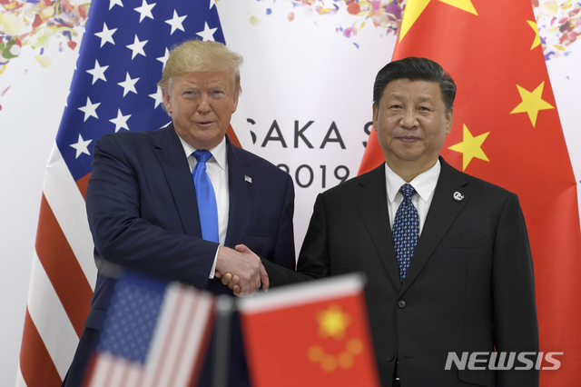 ▲ G20 정상회담에서 악수하는 도널드 트럼프 미국 대통령(왼쪽)과 시진핑 중국 국가주석.ⓒ뉴시스