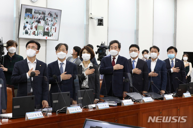 ▲ 더불어민주당 이낙연 대표가 지난달 29일 오후 국회에서 열린 제19차 온택트 의원총회에서 국민의례를 하고 있다.ⓒ