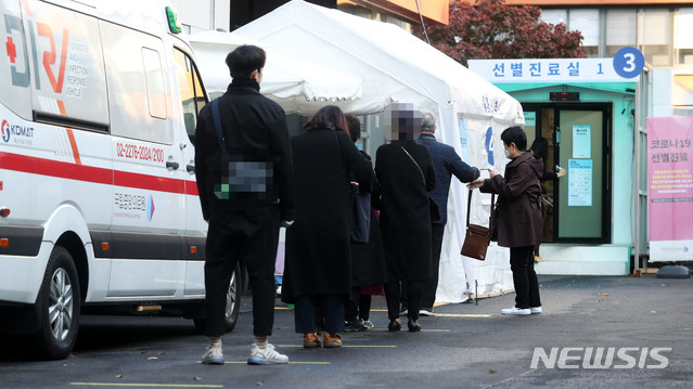 ▲ 3일 오전 서울 중구 국립중앙의료원에 마련된 선별진료소를 찾은 시민들이 코로나19 검사를 받기 위해 대기하고 있다. ⓒ뉴시스