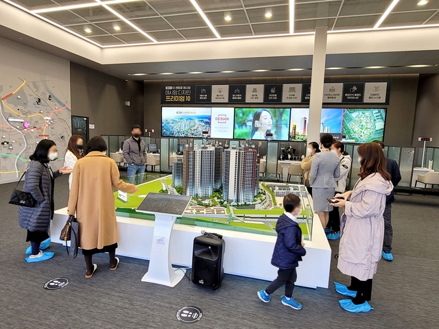 ▲ ‘동대구 더 센트로 데시앙’ 분양사무실에서 사전예약 시작과 동시에 많은 신청자가 몰렸다.ⓒ태영건설