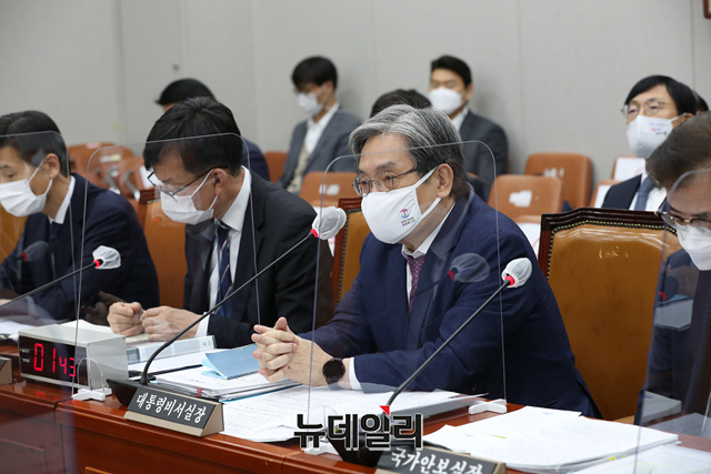 ▲ 노영민(사진) 대통령 비서실장이 4일 국회에서 열린 국정감사에서 내년 재·보궐 선거에서 후보를 내기로 한 더불어민주당 결정과 관련해 