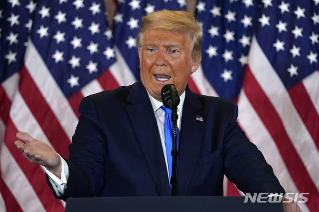 ▲ [워싱턴=AP/뉴시스] 4일(현지시간) 새벽 도널드 트럼프 미국 대통령이 백악관 이스트룸에서 연설을 하고 있다. 그는 이 자리에서 