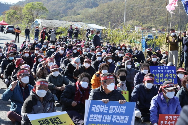 ▲ 반대위와 장기면민들은 오는 10일 아파치헬기 사격훈련 중단과 포항 수성사격장 폐쇄를 위한 차량 100대 이상, 300여명이 참여하는 대규모 드라이버 스루 차량집회를 예고하고 있으며 사격훈련 강행 시 물리적 충돌도 불사할 각오를 하고 있다.ⓒ포항시