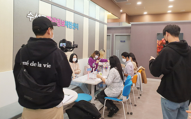▲ 수성구 관광정보체험센터에서 체험하고 있는 외국인 인플루언서.ⓒ대구한의대