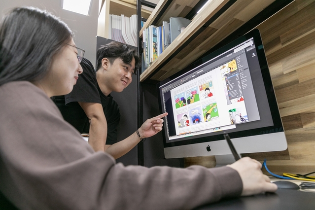 ▲ 웹툰 관련 분야 진학을 희망하는 학생들이 수성대 웹툰스토리과 실습실에서 웹툰그리기 진로체험을 실시하고 있다.ⓒ수성대