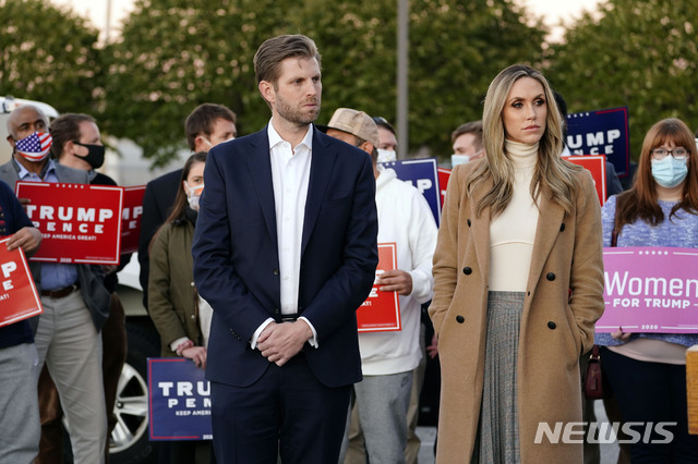 ▲ 도널드 트럼프 대통령의 아들 에릭 트럼프 부부가  펜실베이니아주에 개표중단 소송을 내면서 기자회견을 하고 있다. ⓒ뉴시스 AP. 무단전재 및 재배포 금지.