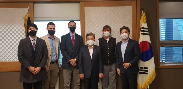 ▲ 중앙에 인천경제청 이원재 청장, 왼쪽에서 세번째 그레고리 힐 유타대 아시아 캠퍼스 대표, 오른쪽에서 두번째 버나드 퍼슬 CMI 대표. ⓒ인천경제청