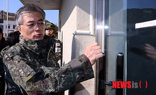 ▲ 2012년 11월 1일 휴전선 동부전선에 있는 '노크귀순' 발생부대를 찾아 부대 문을 두드려 보는 문재인 당시 민주당 대선후보. ⓒ뉴시스. 무단전재 및 재배포 금지.