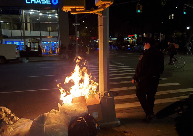 ▲ 시위대가 불을 지른 길거리 쓰레기. 경찰관이 이를 지켜보고 있다. ⓒNYPD 뉴스 트위터 캡쳐.