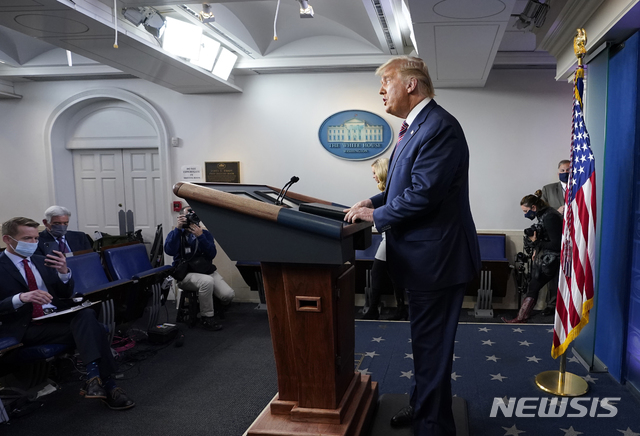 ▲ [워싱턴=AP/뉴시스] 도널드 트럼프 미국 대통령이 5일(현지시간) 저녁 백악관 브리핑룸에서 연설하고 있다. 트럼프 대통령은 